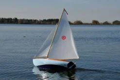 aero-naut 301300Bullseye Segelboot 1:5 Bausatz mit Fertigrumpf