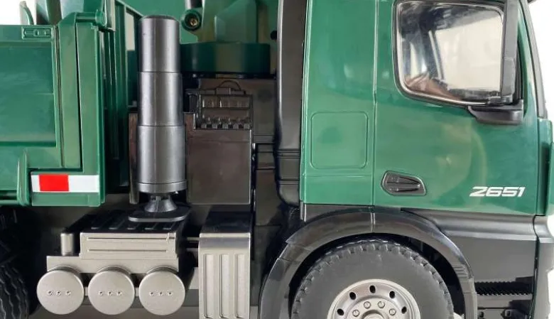 AMEWI 22568Mercedes-Benz Arocs Lizenz Kranwagen mit Kipper RTR grün