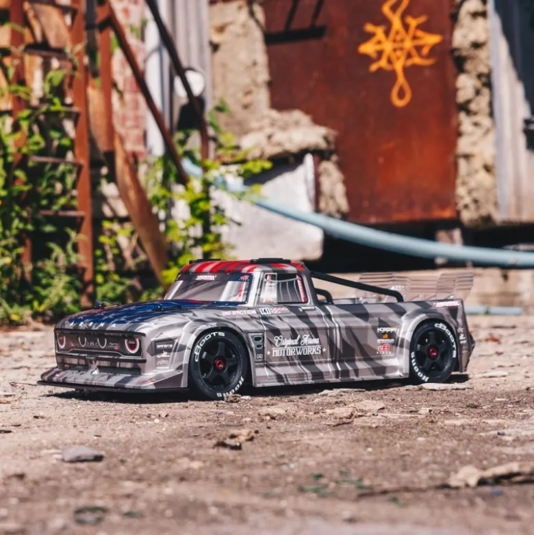 ARRMA ARA7615V2T2SET2INFRACTION 6S BLX 1/7 All-Road Truck RTR, Silber 6S Spar-Set inkl. 2x3S 5000mAh LiPo Akku, 6A Ladegerät & Ladekabel
