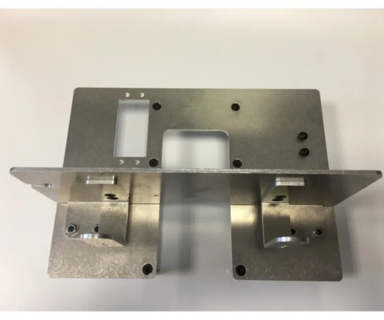 Carson 500907593Aluminium Grundplatte / Akkuhalter für 1:14 2/3-Achser