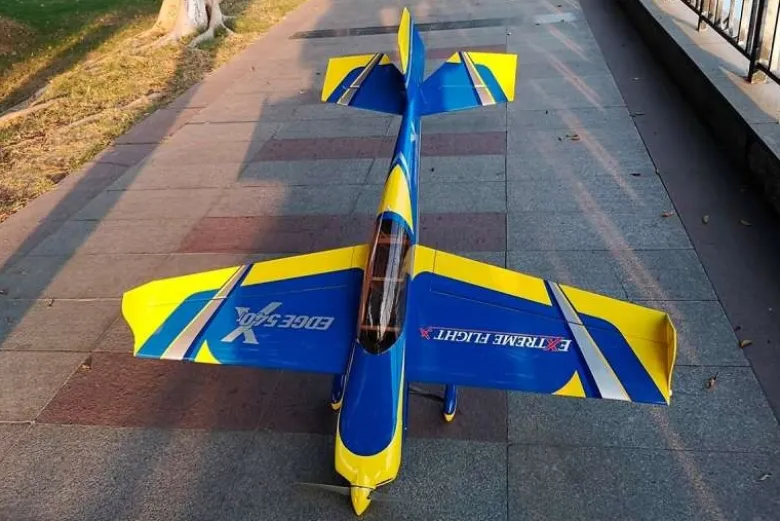 Extreme Flight EXTRED48V2BYEdge 540T V2 Plus 48' - 1219mm ARF, blau/gelb
