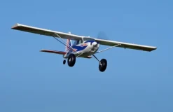 FMS DPFMS103RF-REFV3Kingfisher Trainer 1400mm RTF, Combo mit Reflex Gyro System inkl. Schwimmer + Skis