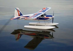 FMS FMS103PF-REFKingfisher Trainer 1400mm PNP, Combo mit Reflex Gyro System inkl. Schwimmer + Skis