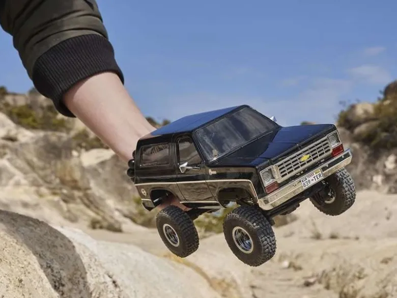FMS FMS12403RTRBKChevrolet K5 Blazer 4WD Crawler 1:24, 2.4GHz RTR, schwarz