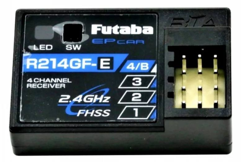 Futaba 01000038ATTACK T4YWD 4-Kanal Fernsteuersystem FHSS + R214FGE Optimal für Trucks, Panzer & Pick-Ups