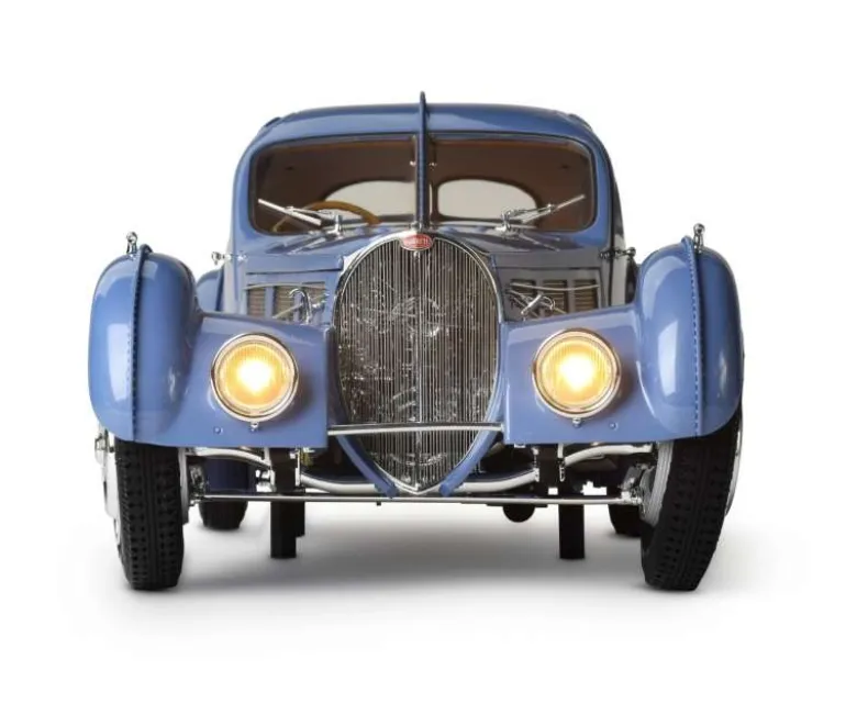 IXO 520010108Bugatti 57 SC Metall Standmodellbausatz - 515 Teile Hochdetaillierter Standmodellbausatz mit Lichtfunktion