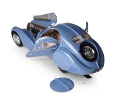 IXO 520010108Bugatti 57 SC Metall Standmodellbausatz - 515 Teile Hochdetaillierter Standmodellbausatz mit Lichtfunktion