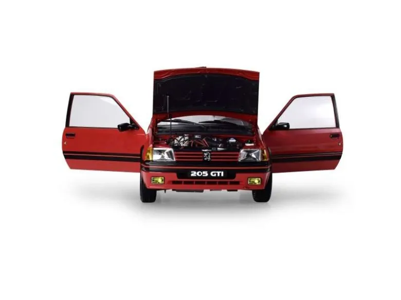 IXO 520010121Peugeot 205 GTI Rot, 1:8 Standmodellbausatz 720 Teile - Hochdetailliert mit Licht & Sound
