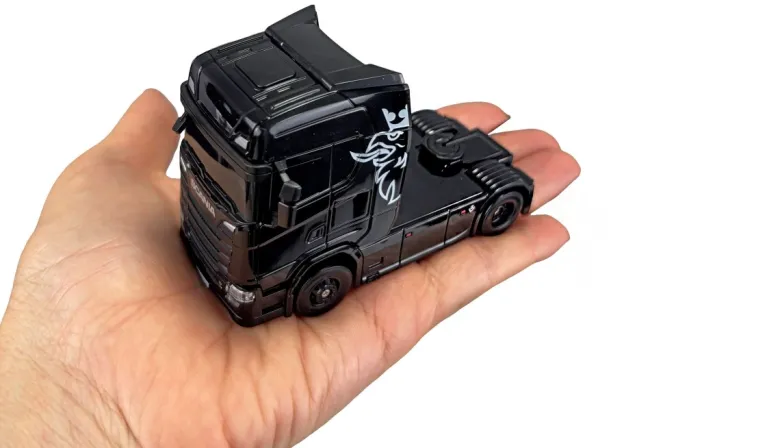 NEUAMEWI 22785Mini-Scania 730 S mit Kofferauflieger 4WD 1:64 RTR schwarz proportional