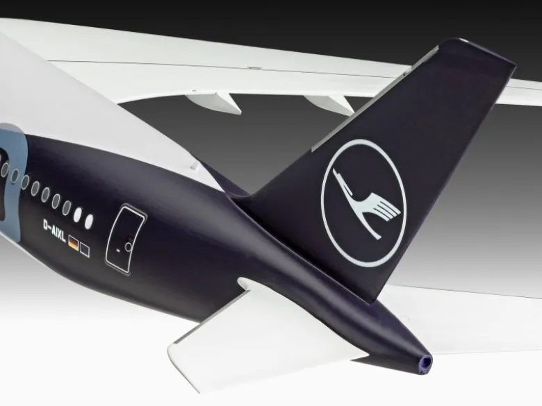 Revell 05612Geschenkset A350-900 - Lufthansa 100years, Bausatz 1:144 inkl. Farben, Pinsel, Kleber