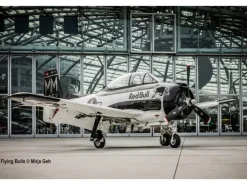 Revell 05635Geschenkset Flying Bulls T-28B Trojan, Modellbausatz 1:48 inkl. Farben, Pinsel, Kleber
