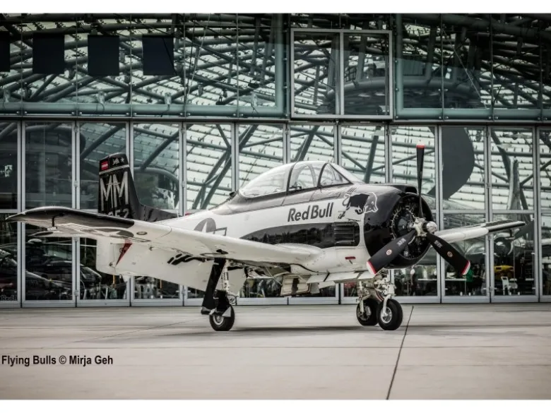 Revell 05635Geschenkset Flying Bulls T-28B Trojan, Modellbausatz 1:48 inkl. Farben, Pinsel, Kleber