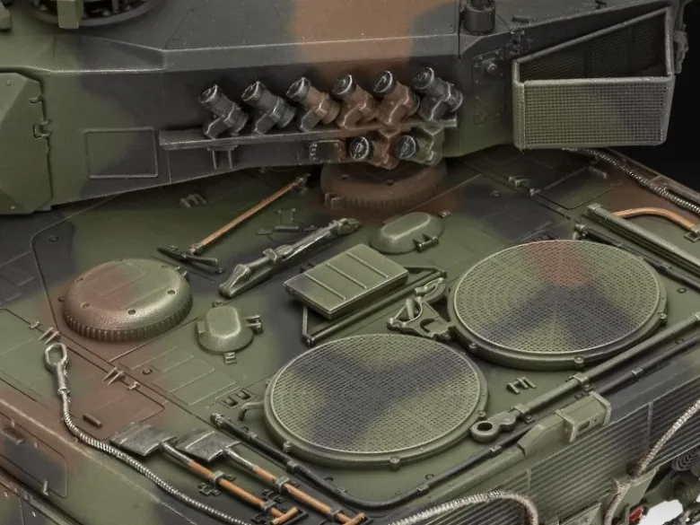 Revell 05631Leopard 2A6MA2 Exclusive Edi Revell Modellbausatz mit Basiszubehör