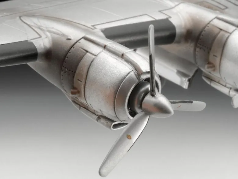 Revell 03745Lockheed L-1049G Super Constellation, Bausatz 1:144