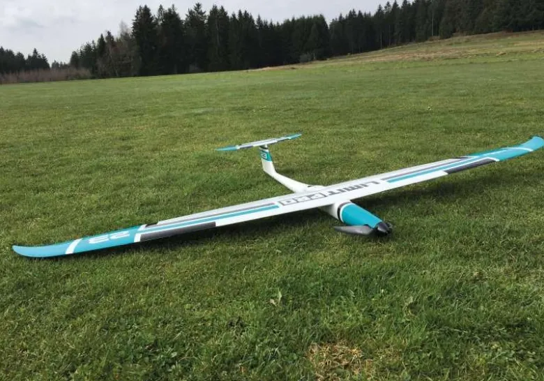 robbe 2680Limit Pro 1700mm Voll-GfK/CfK Hotliner PNP, petrol mit eingebauten Servos und Antrieb