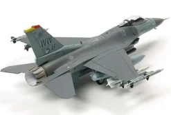 Tamiya 60788F-16CJ Fighting Falcon mit Zurüstteilen, Plastikbausatz 1:72