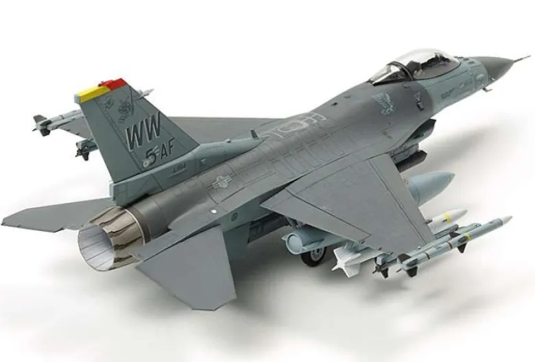 Tamiya 60788F-16CJ Fighting Falcon mit Zurüstteilen, Plastikbausatz 1:72