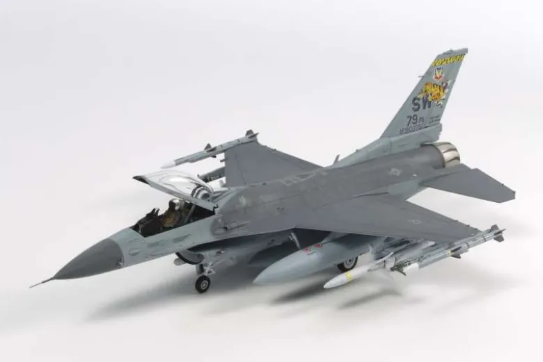 Tamiya 60788F-16CJ Fighting Falcon mit Zurüstteilen, Plastikbausatz 1:72
