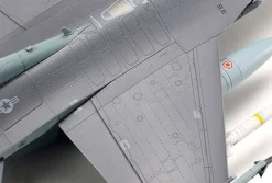 Tamiya 60788F-16CJ Fighting Falcon mit Zurüstteilen, Plastikbausatz 1:72