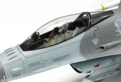 Tamiya 60788F-16CJ Fighting Falcon mit Zurüstteilen, Plastikbausatz 1:72
