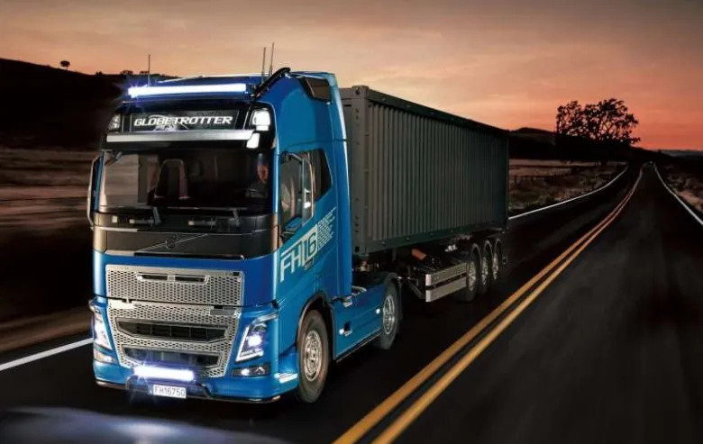 Tamiya 56375SET2Volvo FH16 XL 750 4x2 Globetrotter Truck 1:14 SET2 Komplettset + LED & Lagersatz, Carbon-Look Funke