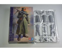 Tamiya 36306WWII Figur Deutscher Soldat mit Mantel und MG, Bausatz, 1:16