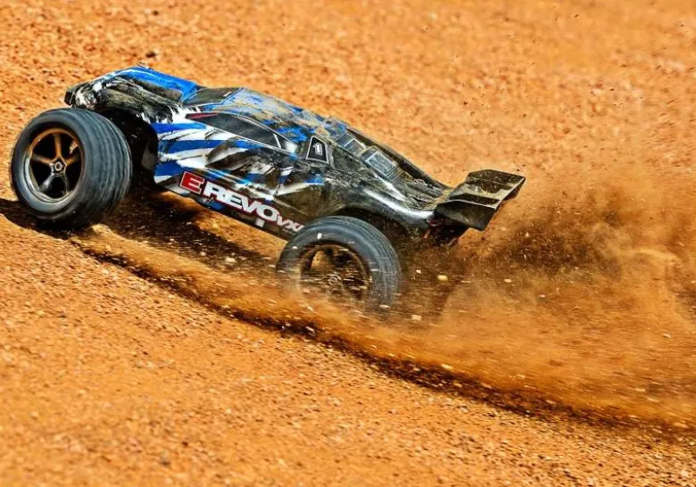 Traxxas 71076-8BLUEXE-Revo 4X4 VXL Elektro Racing Truck Brushless 1/16 RTR, blau inkl. Akku & USB-C Ladegerät